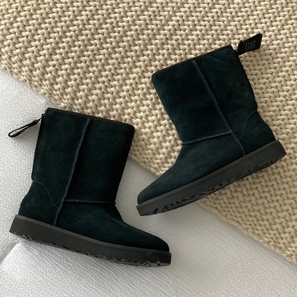 NWOT UGG Classic Short Logo Zip - Picture 1 of 14